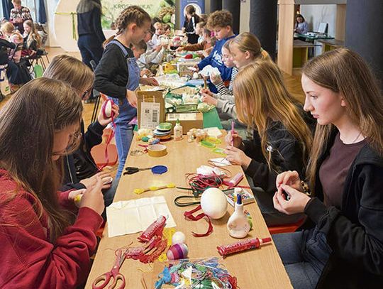 Młodzi artyści z gminy Dąbrowa  tworzą wielkanocne dzieła