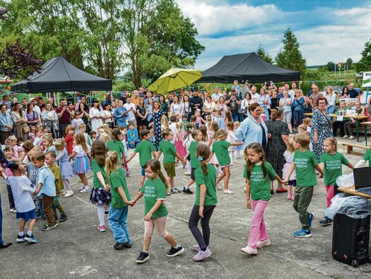 Dzieci i rodziny bawiące się podczas festynu przedszkolnego w Chróścinie i Dąbrowie, z dmuchańcami i animacjami w tle.