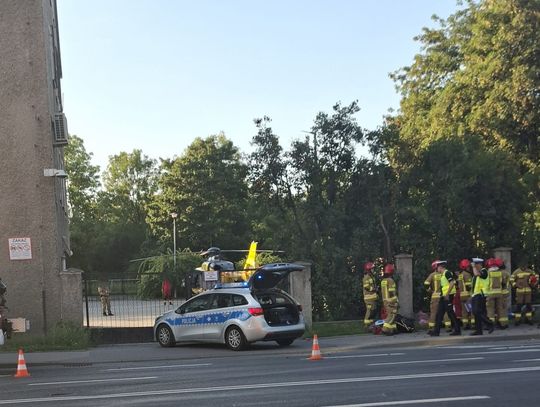 Wypadek motocykla i samochodu osobowego na ul. Nysy Łużyckiej w Opolu, na miejscu służby ratunkowe