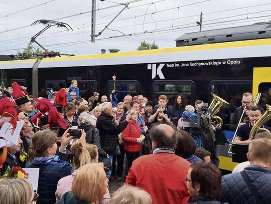 Muzyka niosła się po torach