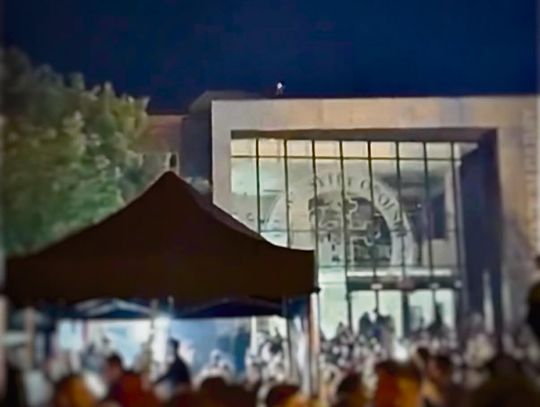 Tłum studentów podczas Juwenaliów w Opolu, widok na dach Studenckiego Centrum Kultury, gdzie zauważono dwie osoby