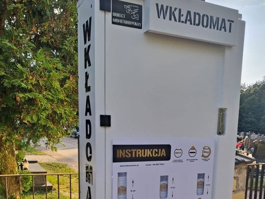Wkładomat przy cmentarzu w Grodźcu umożliwiający zakup wkładów do zniczy przez całą dobę.