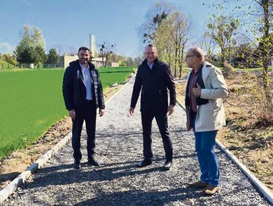 Budowa ścieżki rowerowej przy ul. 700‑lecia w Niemodlinie — fragment nowej trasy i roboty drogowe