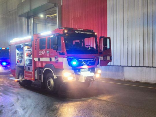Murów: Nocny pożar instalacji w zakładzie pracy. Strażacy rozbierali część rurociągu