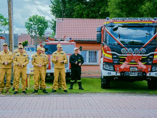 Nowy samochód ratowniczo‑gaśniczy Scania zaprezentowany podczas pikniku strażackiego w Graczach.