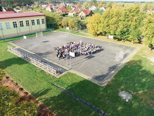 Wizualizacja nowoczesnego boiska i bieżni przy szkole w Dąbrowie