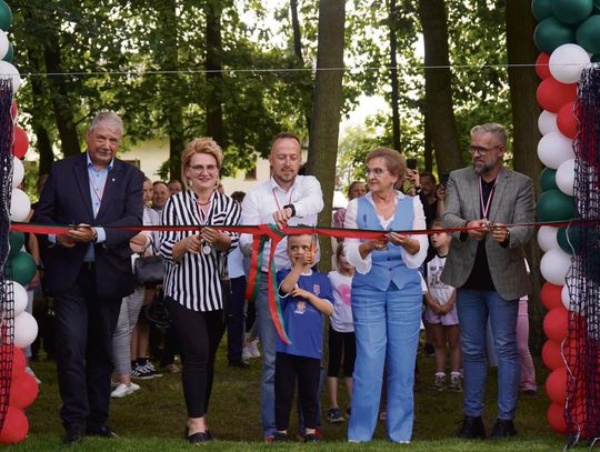 Uroczyste otwarcie mini‑Orlika przy przedszkolu „Akademia Sowy Mądrej Głowy” w Chrząstowicach z udziałem dzieci i lokalnych władz.