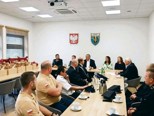 Przekazanie nowych radiotelefonów strażakom OSP z gminy Chrząstowice