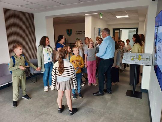 Nowoczesny budynek Urzędu Gminy Chrząstowice po rozbudowie i termomodernizacji