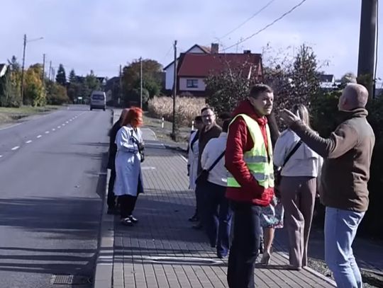 Nowy chodnik przy ruchliwej drodze Nowy chodnik przy ruchliwej drodze