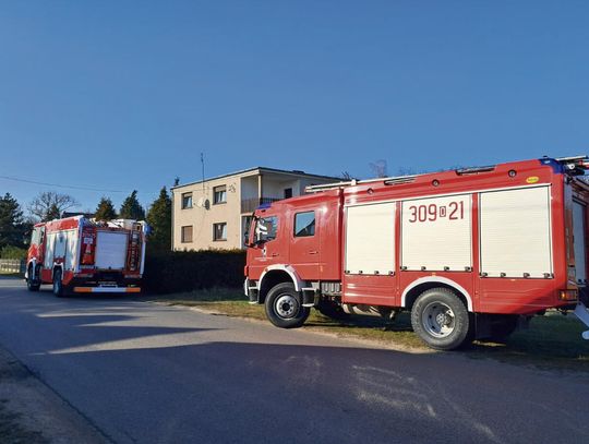 Strażacy OSP Krasiejów stojący przy wozie bojowym podczas wydarzenia jednostki