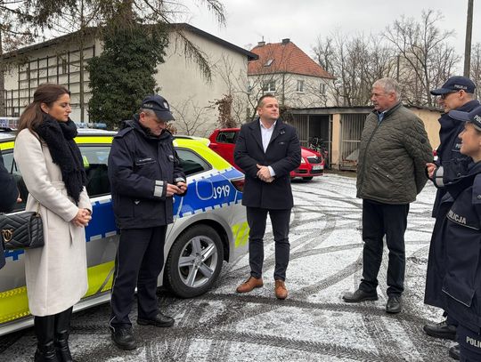 Nowy radiowóz przekazany Komisariatowi Policji w Ozimku podczas uroczystej ceremonii z udziałem lokalnych władz i komendantów.