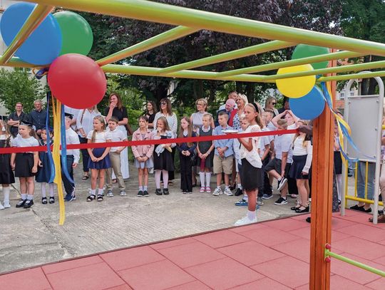 Uczniowie Zespołu Szkół w Niemodlinie podczas inauguracji roku szkolnego 2026/2027 i otwarcia nowego placu edukacyjno‑ruchowego.