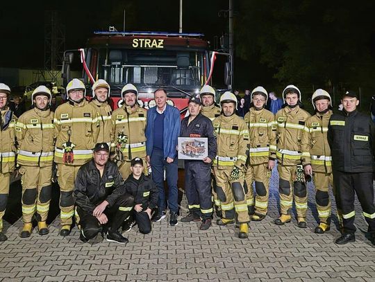 Nowy używany samochód ratowniczo-gaśniczy OSP Ligota Prószkowska podczas uroczystego powitania przed remizą. Zakup pojazdu za 429,5 tys. zł wsparła gmina Prószków.