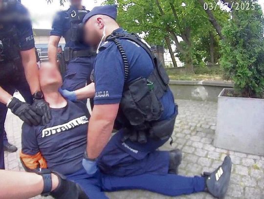 NOŻOWNIK NAPADŁ  NA WOLONTARIUSZKI  I RANIŁ POLICJANTKĘ