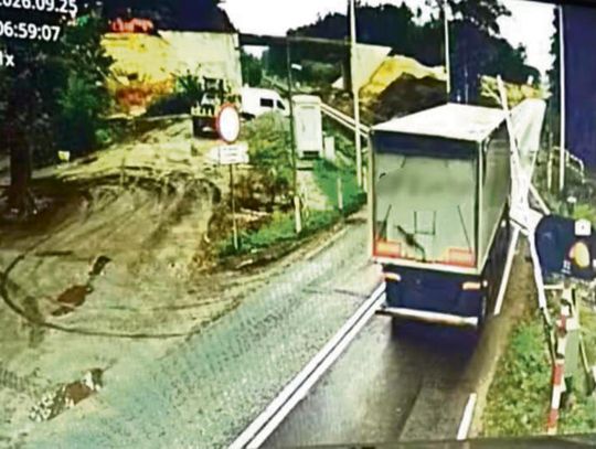 Uszkodzone rogatki na przejeździe kolejowym po zdarzeniu z udziałem samochodu ciężarowego w Jełowej
