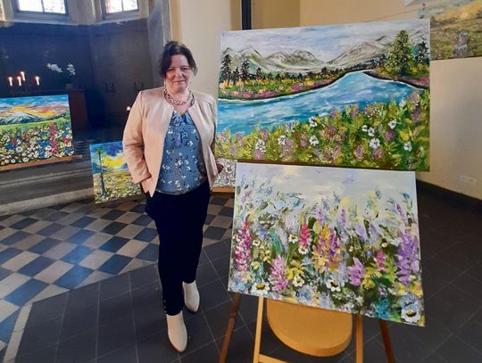 Dorota Kleppert podczas wernisażu swojej wystawy w kościółku poewangelickim w Prószkowie