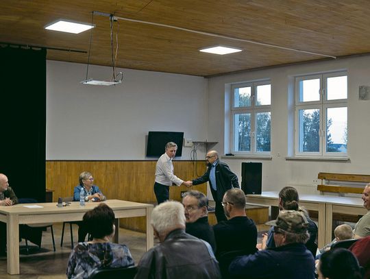 Mieszkańcy Ochodz podczas zebrania wiejskiego, na którym wybrano nowego sołtysa