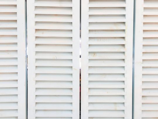 Okiennice składane do salonu - sprawdź, jak efektownie mogą wyglądać!