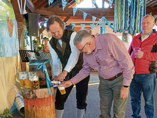 Oktoberfest w Górkach w gminie Prószków – uczestnicy w tradycyjnych strojach bawarskich podczas wspólnej zabawy na boisku wiejskim.