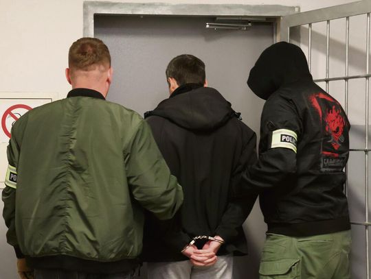 Radiowóz policji przed budynkiem mieszkalnym w Opolu podczas interwencji w sprawie przemocy domowej