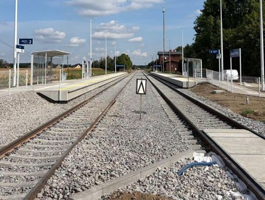 Zmodernizowana linia kolejowa Opole–Kluczbork i przejazd kolejowy w Kotorzu Małym w gminie Turawa.
