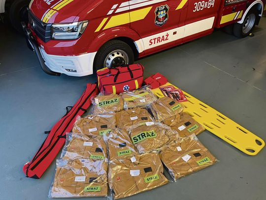 Nowe wyposażenie medyczne i odzież koszarowa przekazana strażakom OSP Popielów