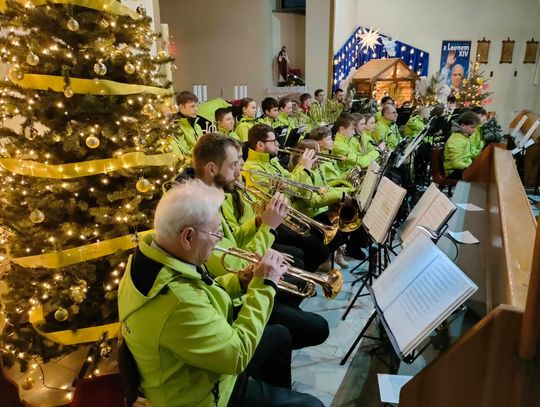 Młodzieżowa Orkiestra Dęta Gminy Chrząstowice podczas koncertu w Staniszczach Małych