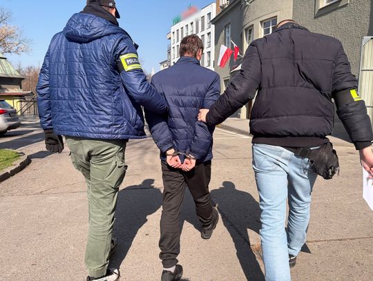 Oszust „na policjanta” zatrzymany na gorącym uczynku w Tarnowie Opolskim