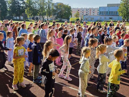 Uczestnicy VI Ogólnopolskiego Charytatywnego Biegu w Piżamach na boisku Publicznej Szkoły Podstawowej nr 1 w Ozimku.