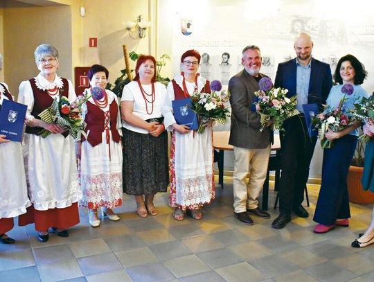 Laureaci Nagród Kulturalnych Burmistrza Ozimka podczas uroczystości w sali sesyjnej