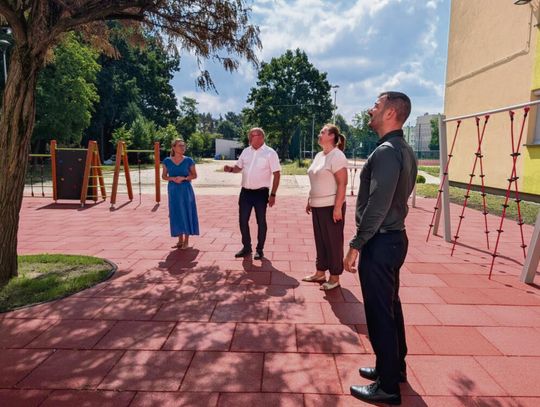 Plac edukacyjno‑ruchowy w Zespole Szkół w Niemodlinie — kolorowe urządzenia, strefa aktywności dla klas I–III i starszych uczniów.