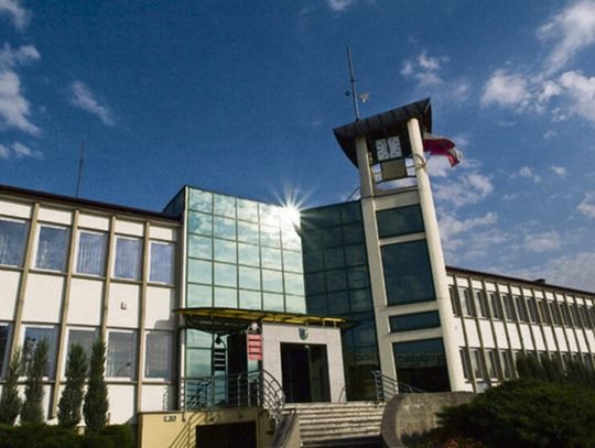Widok na gminę Dobrzeń Wielki z gęstą zabudową i terenami zielonymi, które ograniczają możliwości nowych inwestycji.