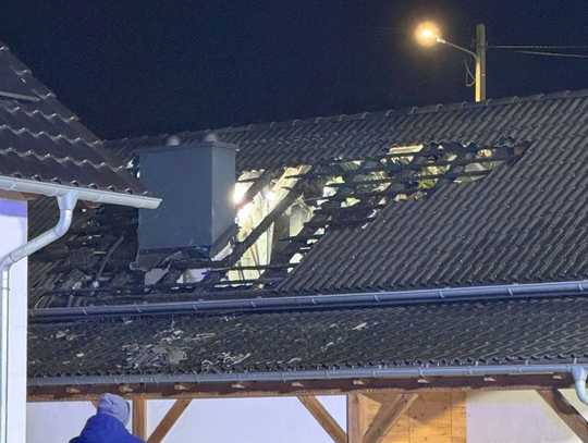 Pożar domu jednorodzinnego w Raszowej – strażacy gaszą ogień na poddaszu budynku