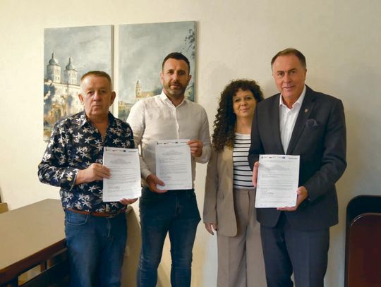 Odcinek przyszłej ścieżki pieszo‑rowerowej między Złotnikami a Chrząszczycami przygotowany do rozpoczęcia prac