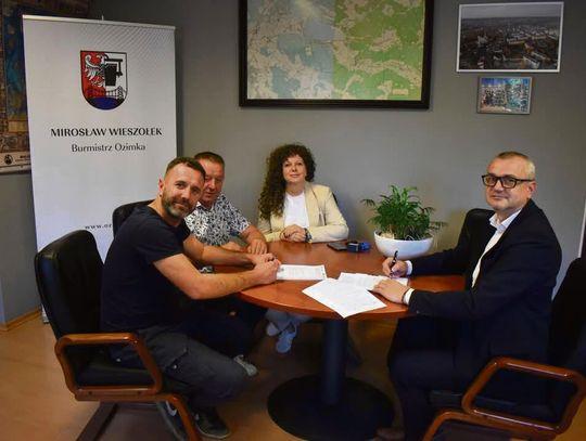 Nowo budowana trasa pieszo‑rowerowa między Antoniowem, Jedlicami i Szczedrzykiem z oznakowaniem i oświetleniem.