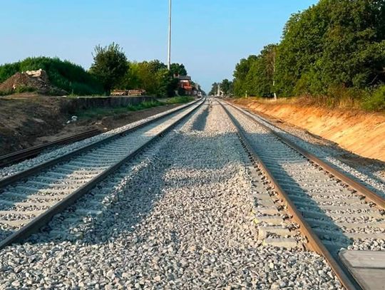 Pociąg pasażerski na trasie Opole–Jełowa po przywróceniu ruchu kolejowego podczas modernizacji linii nr 143.