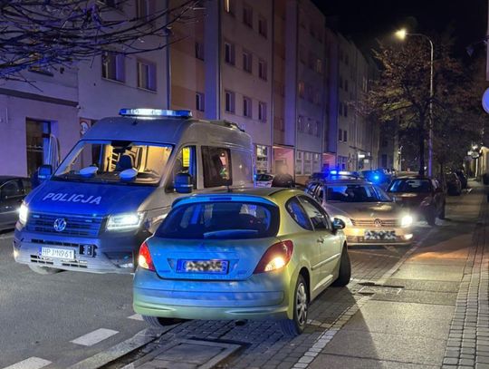 Policyjny pościg za nietrzeźwą policjantką w centrum Opola. Grozi jej więzienie Radiowozy policji przy ul. Kośnego w Opolu podczas zatrzymania nietrzeźwej policjantki po krótkim pościgu.
