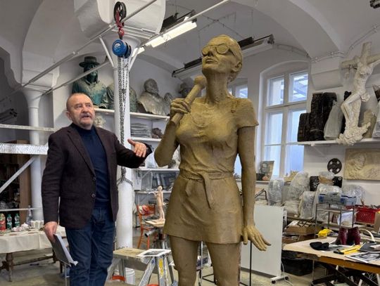 Projekt rzeźby Kory w Opolu autorstwa prof. Mariana Molendy – sylwetka artystki z mikrofonem, uchwycona w dynamicznej scenicznej pozie.