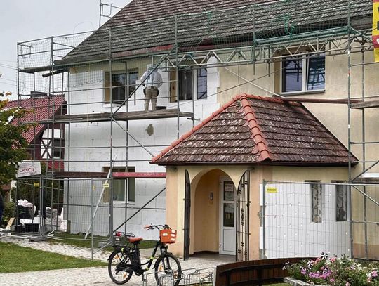 Inwestycje w gminie Dąbrowa: termomodernizacja budynku Ośrodka Pomocy Społecznej z montażem pompy ciepła i fotowoltaiki oraz przebudowa boiska wielofunkcyjnego i budowa bieżni przy Publicznej Szkole Podstawowej.