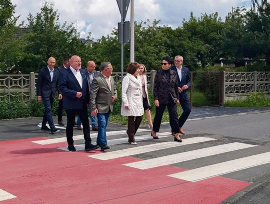 Nowo przebudowany odcinek drogi powiatowej 1807 O między Strzelcami Opolskimi a Krasiejowem, z chodnikiem i ścieżką pieszo‑rowerową.