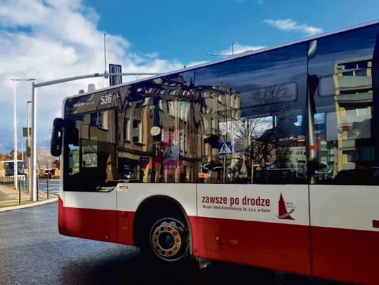 Kontrolerzy MZK Opole sprawdzający bilety w miejskim autobusie