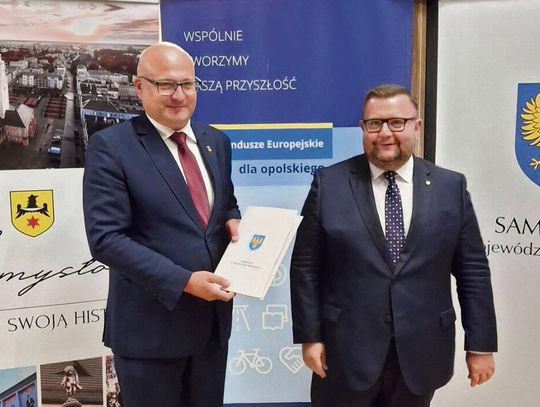 Wójt Rudolf Urban odbiera umowę na dofinansowanie budowy Domu Dziennego Pobytu