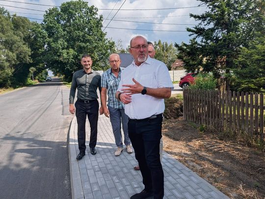 Wyremontowany odcinek drogi powiatowej 1510 O między Niemodlinem a Szydłowcem Śląskim — nowa nawierzchnia i pobocza.
