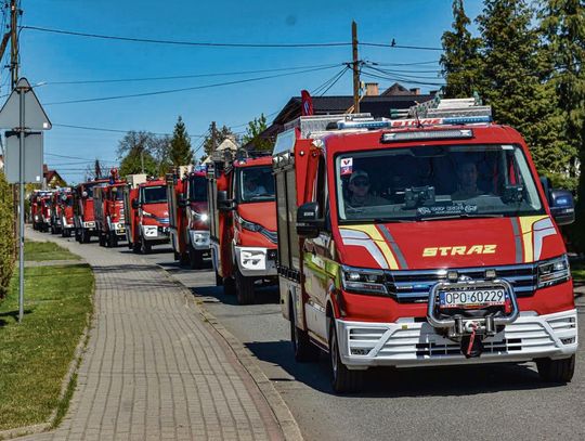 Kolumna wozów strażackich przejeżdżająca przez gminę Dąbrowa podczas szóstej Parady Wozów Strażackich
