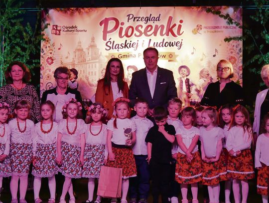Przedszkolaki w regionalnych strojach występujące na scenie podczas Festiwalu Piosenki Śląskiej i Ludowej w Prószkowie