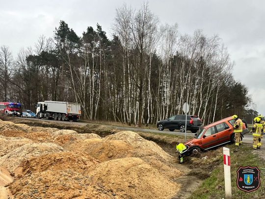 Poranne zderzenie w Węgrach. Osobówka wylądowała w rowie