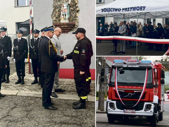 Poświęcenie i przekazanie nowego średniego samochodu ratowniczo‑gaśniczego przed remizą OSP Przywory z udziałem strażaków i władz gminy