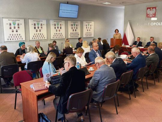 Starosta Henryk Lakwa podczas obrad Rady Powiatu Opolskiego dotyczących projektu „Bezpieczeństwo x4”