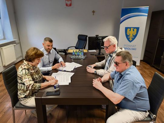Podpisanie umowy między Powiatem Opolskim a Polskim Związkiem Niewidomych na organizację wycieczki do Kielc